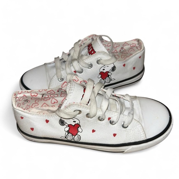 Peanuts Other - Peanuts Canvas Low Top Sneaker
Shoes Snoopy Hearts White/Red/Black
Size Kid's 2